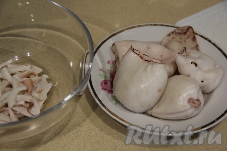 Отваренных кальмаров остудить.
