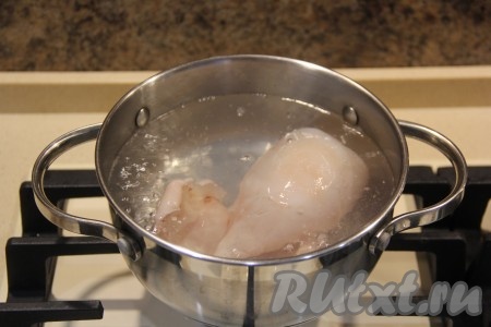 Тушки кальмара разморозить, промыть, очистить от плёнки. Удалить хорду, находящуюся внутри каждого кальмара. Воду в кастрюле довести до кипения. Вначале одну тушку опустить в кипящую воду и варить на умеренном огне 10 секунд с момента закипания воды. Затем достать тушку кальмара, выложить на тарелку. Снова довести воду в кастрюле до кипения и только после этого опустить в кастрюлю следующего кальмара.
