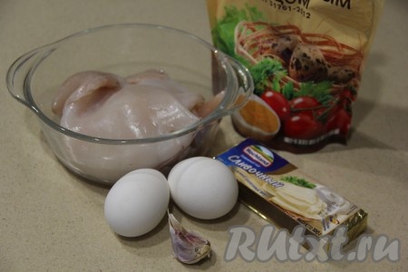 Подготовить продукты для приготовления салата с кальмарами и плавленным сырком.
