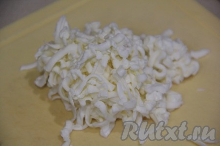 Плавленный сырок следует предварительно положить на 10 минут в морозилку, чтобы легче было натирать. Затем натереть сырок на тёрке.
