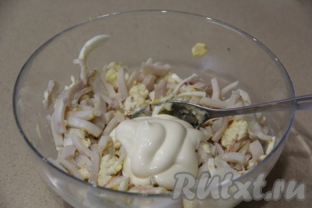 Заправить получившийся салат майонезом, перемешать и подсолить по вкусу.
