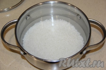 По прошествии 30 минут рис в воде побелеет, поставить кастрюлю на огонь. Как только вода начнёт кипеть, убавить огонь до минимума, закрыть кастрюлю крышкой и варить минут 20 (до полного испарения воды в кастрюле). Снять кастрюлю с огня и медленно остудить рис, накрыв кастрюлю крышкой и укутав полотенцем.

