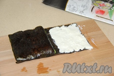 Завернуть квадрат с рисом на рыбу, затем - на огурцы.
