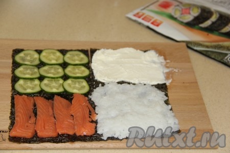 Оставшийся квадрат смазать творожным сыром. Сделать разрез листа нори между рисом и сыром.
