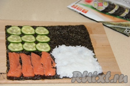 Огурчики нарезать тонкими кружочками и выложить на третий квадрат.
