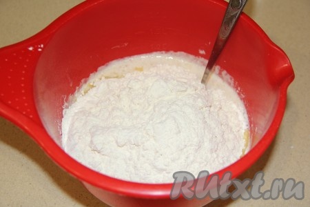 Когда дрожжевая смесь запенится, перелить её в глубокую миску, добавить растопленное масло, всыпать муку, соль и ванильный сахар.
