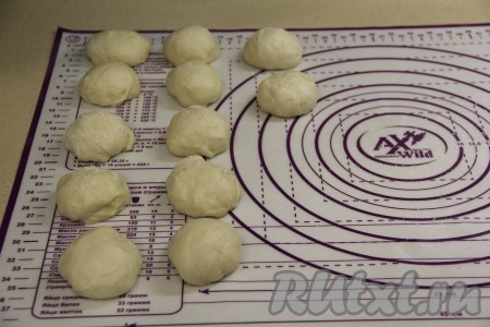 Подошедшее тесто слегка обмять и разделить на 12-13 частей. Сформировать из частей теста 12-13 колобков.
