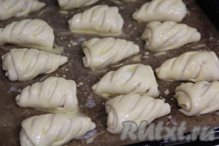 Подошедшие пирожки с творогом и изюмом смазать молоком (или яичным желтком). Выпекать пирожки в разогретой духовке минут 30 при температуре 200 градусов.