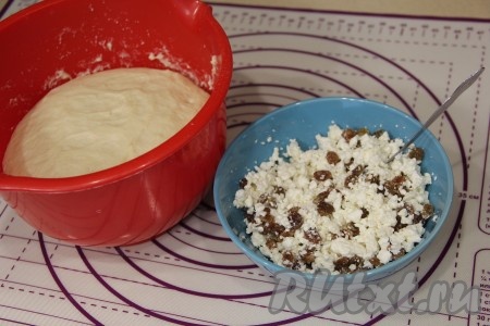 Для приготовления начинки для пирожков нужно изюм обдать кипятком, обсушить, а затем выложить к творогу, всыпать сахар и ванильный сахар, перемешать и начинка для пирожков готова.
