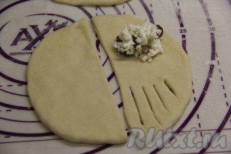 На одну часть теста выложить 1 чайную ложку с горкой начинки. Сделать 4-5 надрезов на второй части теста, как на фото.&nbsp;
