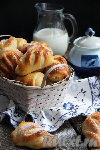 Вкусные, нежные, аппетитные пирожки с творогом и изюмом достать из духовки, дать немного остыть и можно подавать к чаю или кофе.
