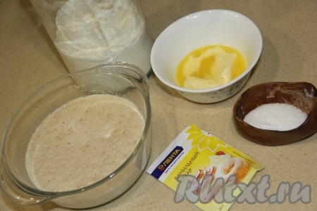 Подготовить продукты для замешивания дрожжевого теста. Молоко подогреть, примерно, до 40 градусов, сразу вылить в небольшую миску, добавить сахар и дрожжи, перемешать и оставить на 15 минут (до образования на поверхности дрожжевой смеси пышной пенной шапки). Сливочное масло растопить и слегка остудить.
