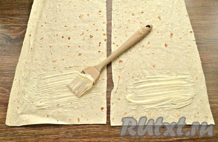 Одну сторону заготовок (приблизительно, 1/4 часть) смазать майонезом, оставляя чистыми края, как на фото.
