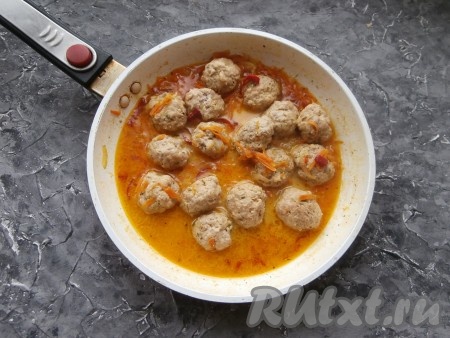 Довести подливку со сметаной до кипения, огонь уменьшить до минимального. Прикрыть сковороду крышкой и тушить фрикадельки 15 минут.