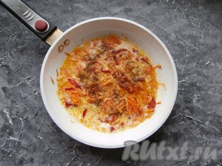 Обжарить овощи, помешивая, на среднем огне до мягкости (ориентировочно в течение минут 5-6), добавить сметану, влить горячую воду. Всыпать приправу для овощей, посолить, перемешать.
