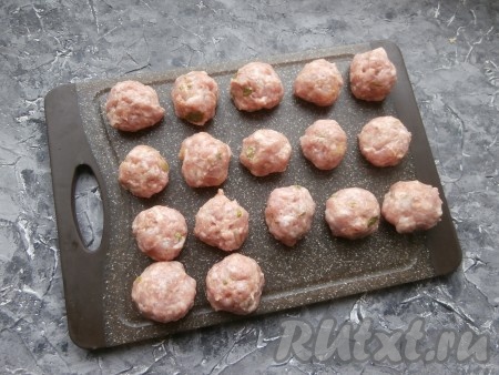 Тщательно фарш вымешать и влажными руками сформировать небольшие шарики - фрикадельки (их размер должен быть чуть больше грецкого ореха).
