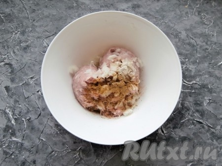 Морковь и лук очистить, удалить плодоножку с семенами из болгарского перца. Мякоть свинины (лучше с жирком) перекрутить на мясорубке. Добавить в фарш половину мелко нарезанной луковицы, специи и соль по вкусу.
