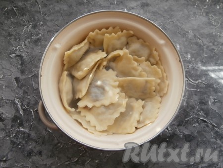 Выложить равиоли с грибами в кипящую подсоленную воду и варить с момента закипания 5-7 минут.
