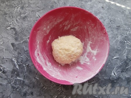 Влить 20-25 мл холодной воды и замесить плотное, достаточно тугое тесто. Прикрыть его плёнкой и оставить при комнатной температуре на 30 минут.
