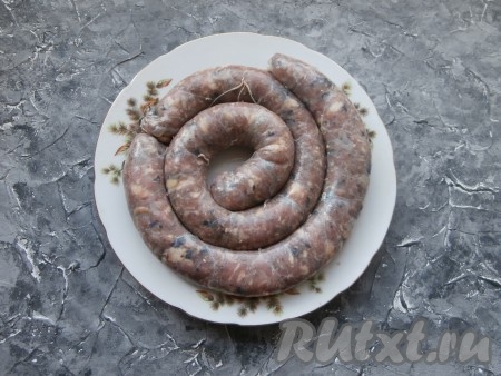 Концы кишок перевязать. Слишком плотно фаршем кишки не набивать. Колбасу наколоть иголкой в нескольких местах.
