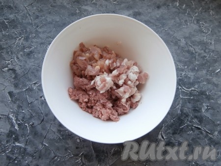 Мякоть свинины перекрутить на мясорубке с крупной решёткой, грудинку и куриное мясо мелко нарезать. Соединить фарш и нарезанное мясо в достаточно объёмной миске.