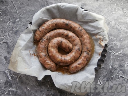 Отправить колбаску минут на 40-45 в разогретую до 180 градусов духовку.
