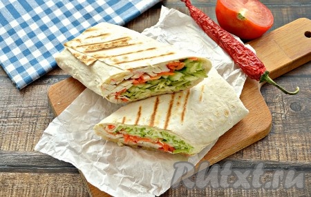 Домашняя шаурма с крабовыми палочками готова, можно сразу же её кушать! Сытную домашнюю закуску можно взять с собой на работу, на пикник или скушать во время перекуса.