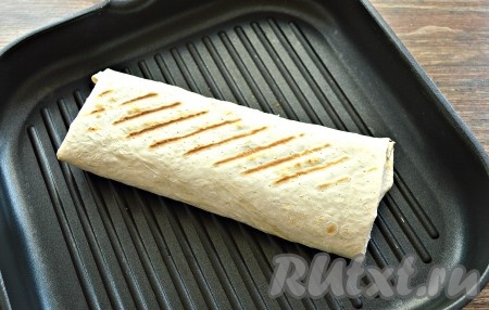 Хорошо разогреть сухую сковороду (я обжаривала шаурму на сковороде гриль). Сковороду смазывать маслом не нужно, поверхность должна быть сухой, но хорошо разогретой на среднем огне. Обжарить шаурму с крабовыми палочками на среднем огне с двух сторон до румяности (примерно, по 1 минуте с каждой стороны).