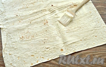 Крабовые палочки достать заранее и разморозить при комнатной температуре, после этого можно приступать к приготовлению шаурмы. Разложить на столе свежий тонкий лаваш, смазать его поверхность майонезом, отступая от краёв, примерно, по 2 см. Попробуйте корейскую морковку, чтобы определиться с количеством в ней специй, затем, исходя из вкуса моркови, нужно по вкусу присыпать лаваш солью и смесью молотых перцев.