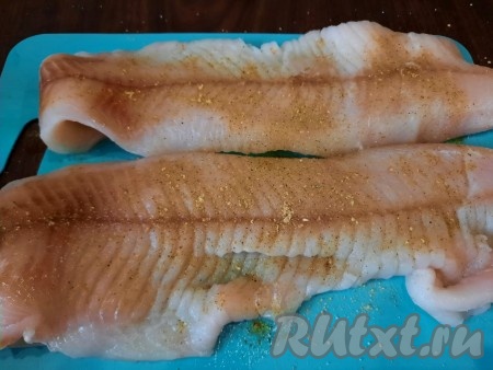 Можно купить в магазине филе щуки уже отделённое от костей, а можно взять рыбку целиком и разделать на филе. Если филе заморожено, разморозьте его полностью. Подготовленное филе посолить, добавить специи по вкусу (я использовала универсальную приправу для рыбы).