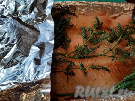 Накрыть филе щуки с овощами и веточками зелени листом фольги так, чтобы рыбка была закрыта со всех сторон, и отправить в заранее разогретую до 180 градусов духовку на 35-40 минут.