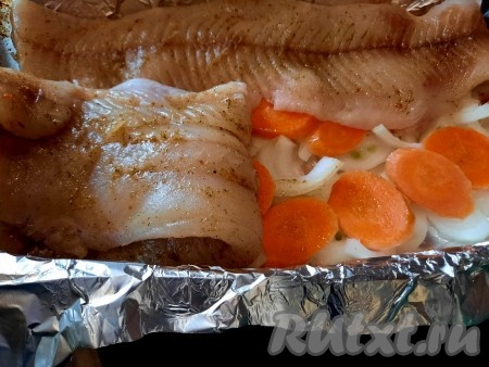 На овощную подушку поместить филе щуки в один слой, на рыбу выложить вымытые веточки укропа (или петрушки).