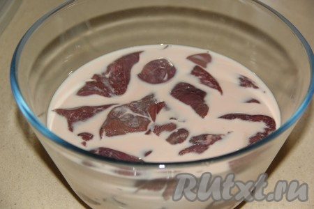 Выложить печень в миску и залить молоком, оставить на 1 час.
