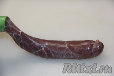 Выложить печёночную массу в мясорубку и наполнить кишку. Длину колбасок можете делать любой, завязывая края ниткой.