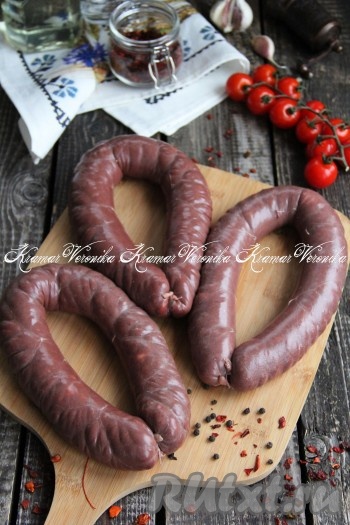 Сформированные колбаски нужно отправить в холодильник минимум на 6 часов. Можно сразу заморозить впрок, а затем готовить по мере необходимости.