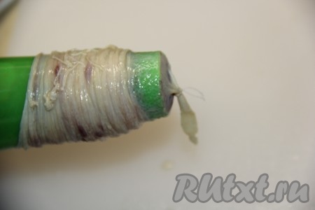 На конус для мясорубки для формирования колбас натянуть кишку. Кончик завязать ниткой (как на фото). 