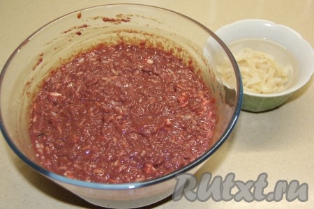 Перемешать печёночную массу и оставить на 2 часа в холодильнике.