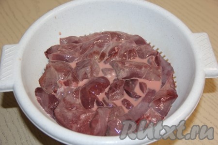 Откинуть печень на дуршлаг и дать стечь молоку.

