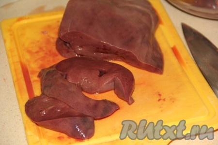 80-100 грамм риса хорошо промыть, выложить в кастрюлю с кипящей водой, после закипания отварить на небольшом огне до готовности (на это потребуется около 20-25 минут), затем отваренный рис выложить в дуршлаг, промыть холодной водой и оставить, чтобы стекла вся лишняя жидкость. Свиную печень вымыть, нарезать на кусочки.