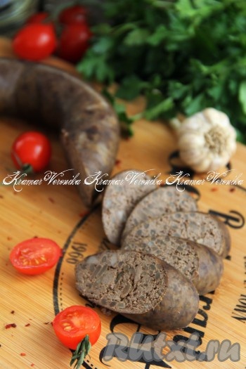 Затем достать колбаски и подать к столу в тёплом виде с любым гарниром или со свежими овощами. А можно колбасу хорошо остудить и использовать для приготовления бутербродов. Печёночные колбаски хорошо нарезаются на тонкие кусочки. Домашняя колбаса, приготовленная из печени с добавлением риса, получается нежной и очень вкусной, попробуйте!