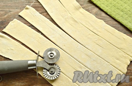 Разрезать раскатанный пласт на полоски по количеству сосисок. У меня получились 5 полосок шириной около 3 см.
