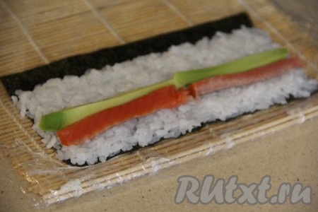 Рядом разложить брусочки авокадо.