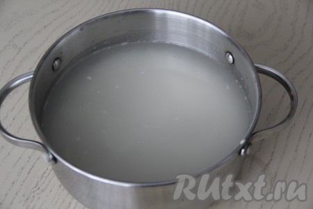 Для начала сварим рис, для этого нужно прежде всего промыть 100 грамм риса несколько раз (до чистой воды), переложить в кастрюлю и залить 200 мл холодной воды, оставить минут на 30 (рис за это время посветлеет). Затем поставить кастрюлю на огонь, а после закипания, убавив огонь и накрыв крышкой, варить до полного испарения жидкости и готовности риса (около 15-20 минут).