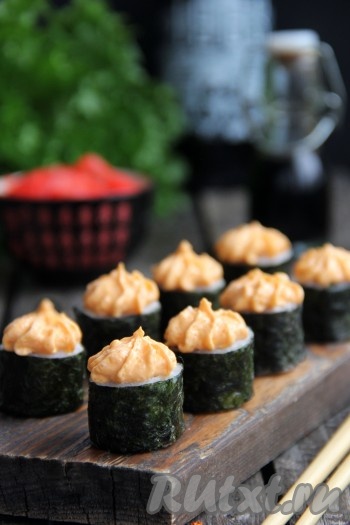 Отсадить пышную "шапочку" из смеси икры мойвы и сыра поверх роллов. Наши аппетитные роллы с авокадо и лососем готовы, их можно сразу подавать к столу, дополнив соевым соусом и маринованным имбирём. Роллы выглядят очень красиво, к тому же они нежные и вкусные.