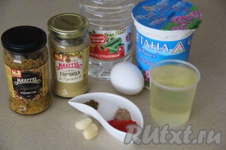 Подготовить продукты для приготовления соуса. Чеснок почистить и пропустить через пресс.