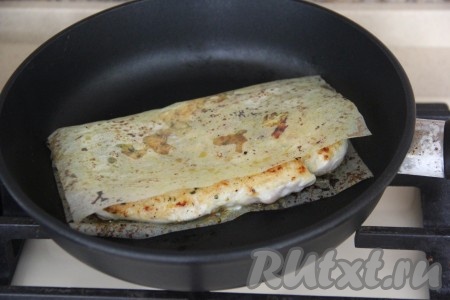 Обжарить филе на среднем огне с двух сторон до золотистой корочки (примерно, по 5 минут с каждой стороны). Мясо в пергаменте можно обжаривать на сухой сковороде (смазывать маслом её не нужно). Проверить готовность очень просто, разрежьте грудку ножом по середине, если срез белого цвета (без розового оттенка), значит мясо готово. Аналогично пожарить и второе филе. Дать мясу остыть.