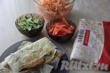 Огурцы и помидоры вымыть и нарезать на длинные, тонкие брусочки.