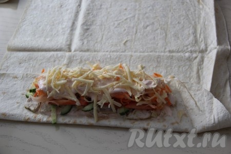 Полить начинку частью соуса и присыпать 1/4 частью натёртого сыра.