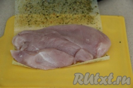 1 куриное филе выложить на одну сторону листа со специями для жарки. Если нет таких листов, то можно посолить филе, присыпать любыми специями и пожарить на среднем огне с добавлением растительного масла.