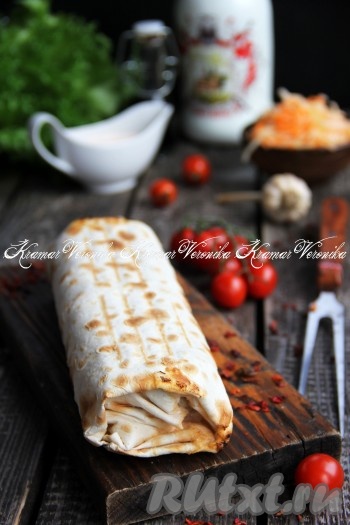 Очень вкусную, сочную и сытную шаверму, приготовленную с курицей в лаваше в домашних условиях, подать к столу в тёплом виде. 